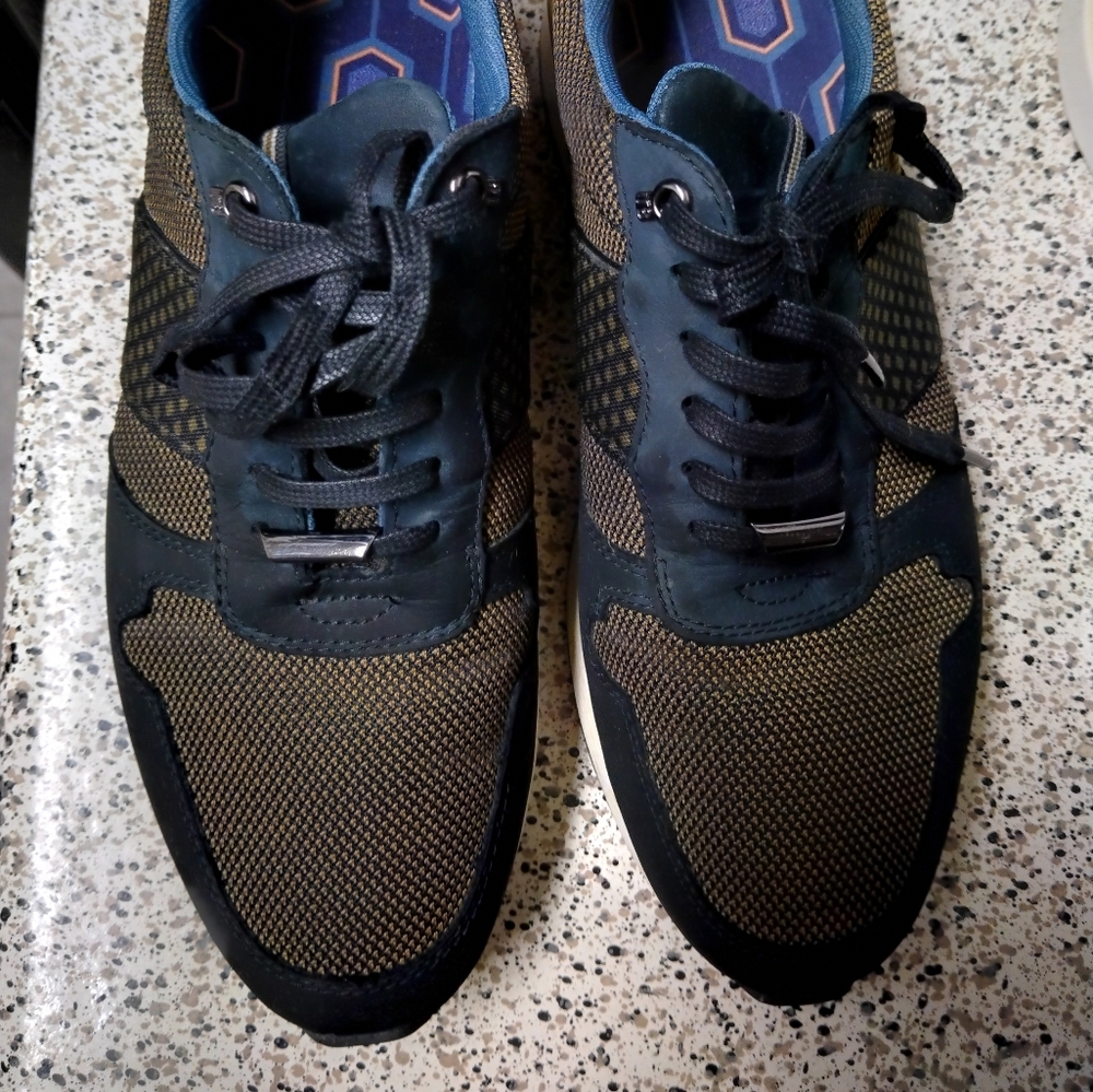 Shoes - Picture 2 of 8